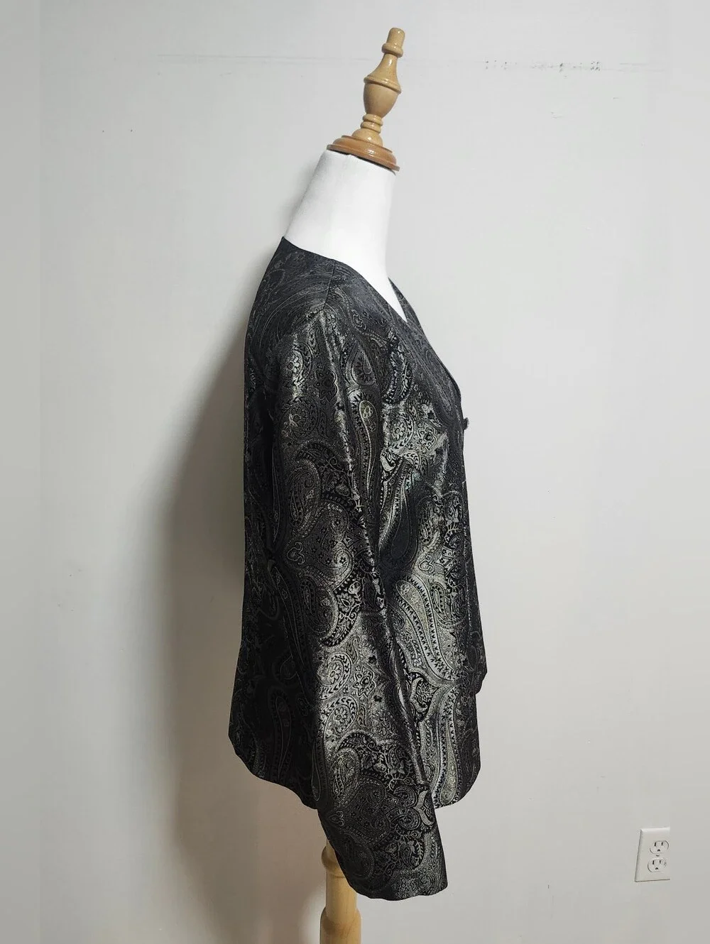 Vintage Chapter Metallic Paisley Button-Front Jacket - Black & Silver - Picture 6 of 9